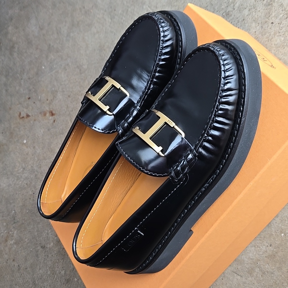 TOD'S Timeless T black leather loafers with rubber sole, Size 9